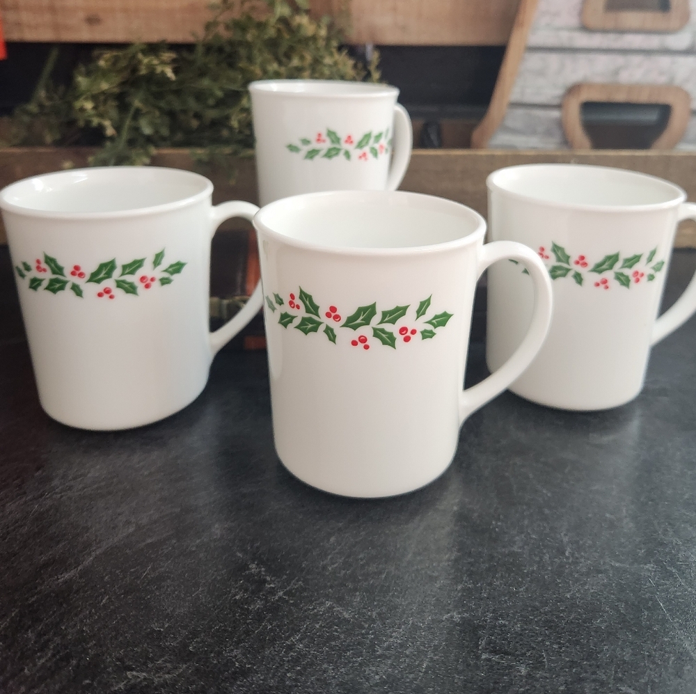 Corelle Corning Ware Vintage set of 4 winter Holly mugs cups